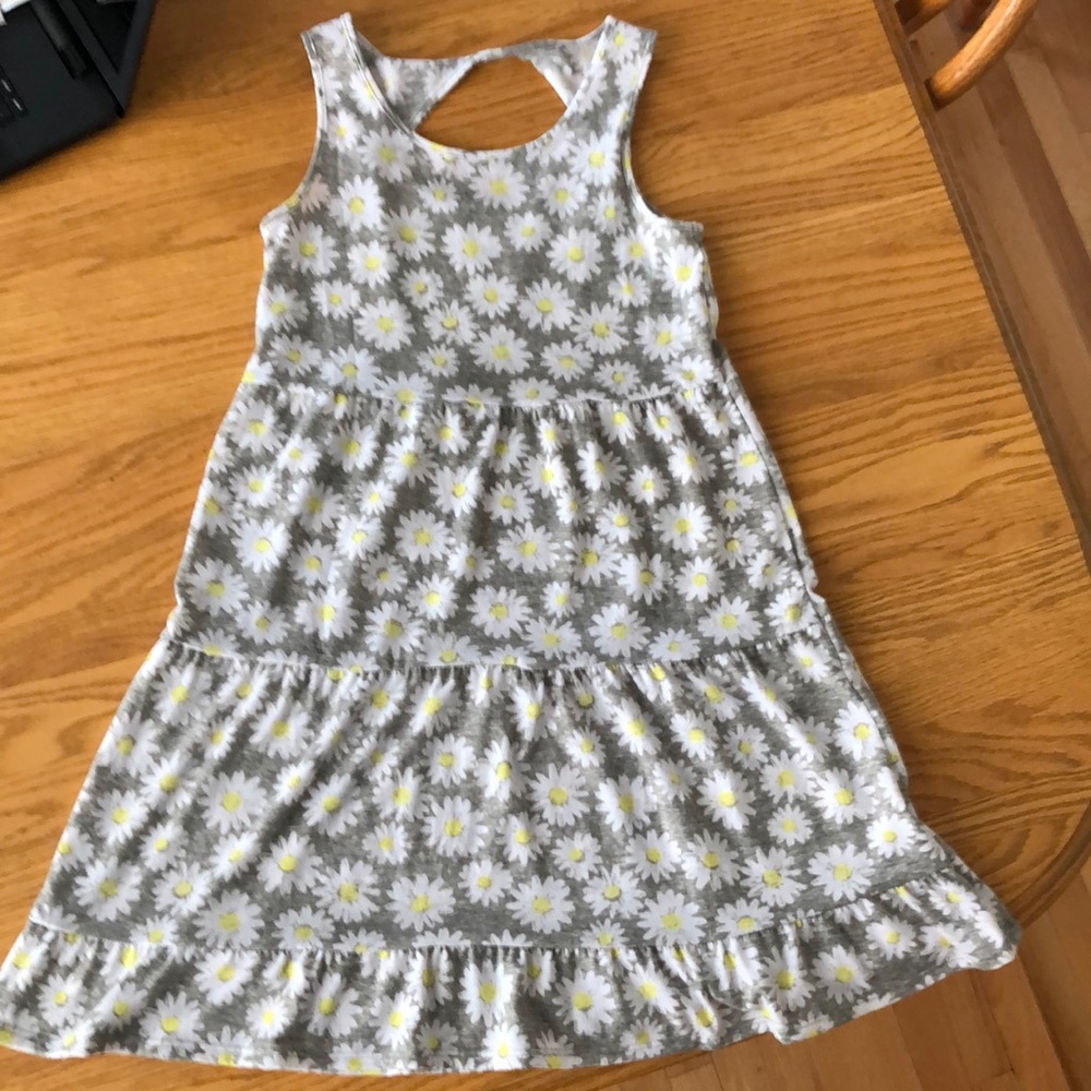 Girl’s daisy dress.